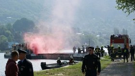 Cvičení na Labi: Požár nákladní lodi s uprchlíky