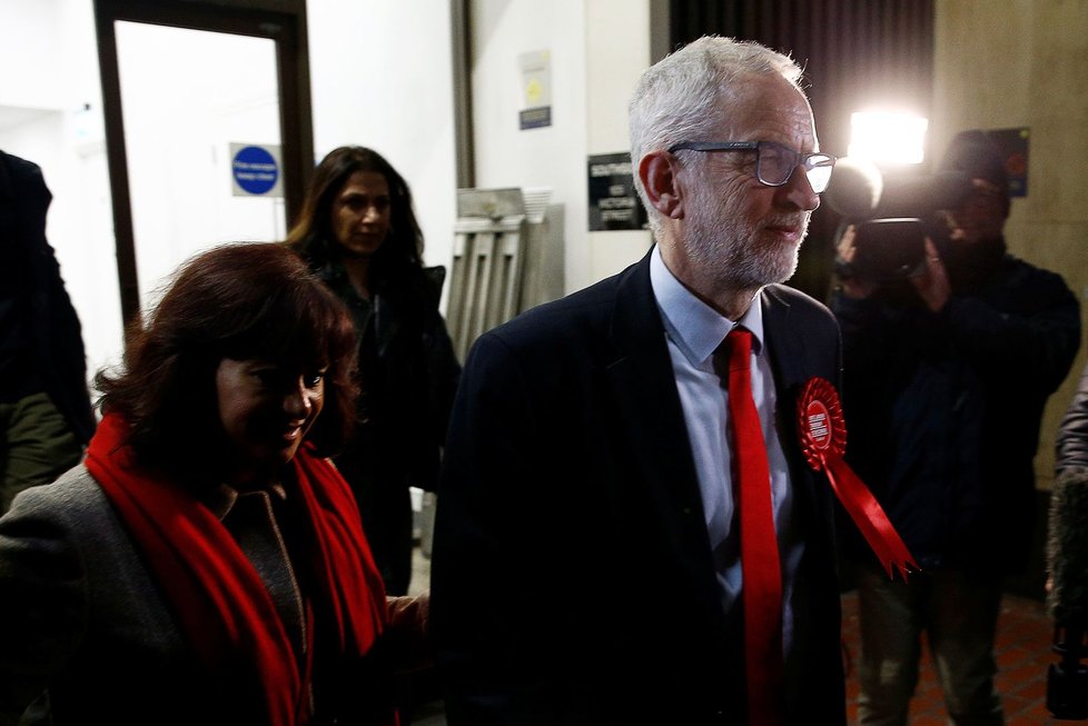 Vůdce labouristů Jeremy Corbyn utrpěl porážku v předčasných volbách v prosinci 2019.
