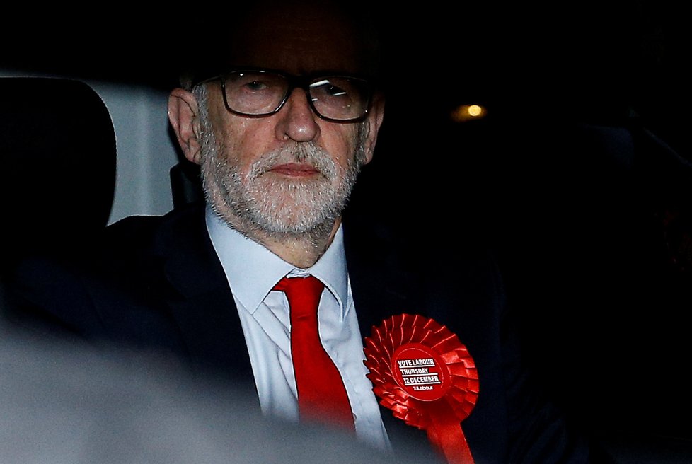 Vůdce labouristů Jeremy Corbyn utrpěl porážku v předčasných volbách v prosinci 2019.