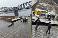 V Praze na Vltavě se utrhla loď: Zastavila se až o most!