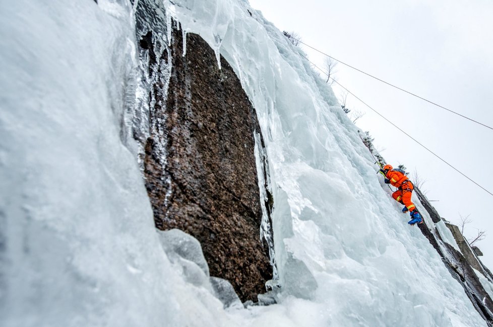 Příkré ledové plochy lákají horolezce, pro nezkušené ale představují smrtelné nebezpečí.