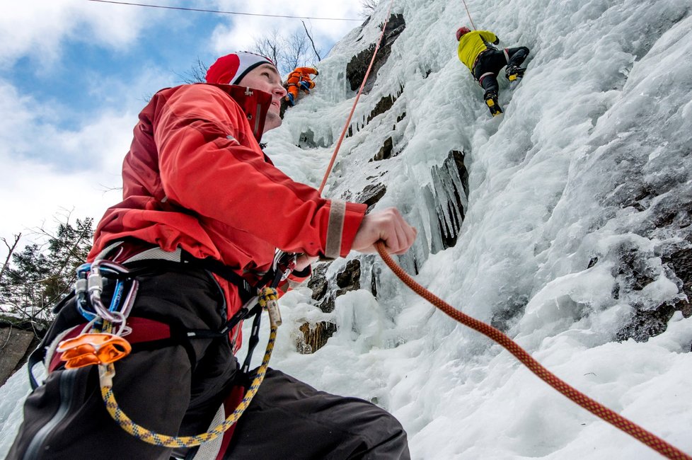 Příkré ledové plochy lákají horolezce, pro nezkušené ale představují smrtelné nebezpečí.