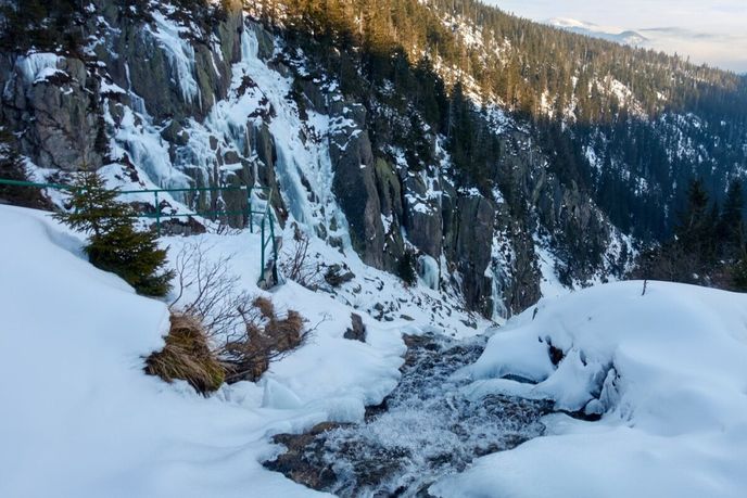 K vodopádu se v zimních měsících dostanete po červené a následně modré značce z Dvoraček. K vodopádu se v zimních měsících dostanete po červené a následně modré značce z Dvoraček.