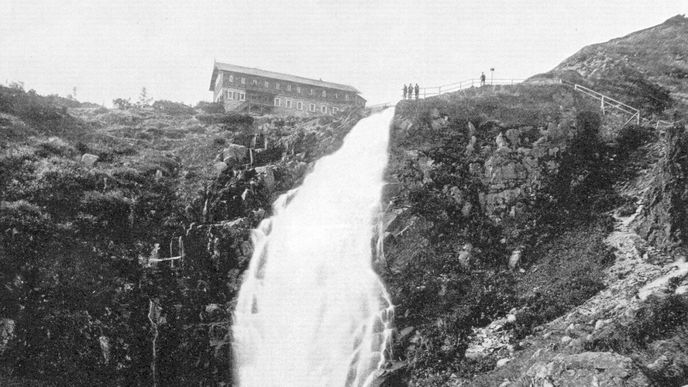 Někdejší majitel Labské boudy Josef Schier rozhodl v roce 1859 mohutnost vodopádu vyřešit po svém. Někdejší majitel Labské boudy Josef Schier rozhodl v roce 1859 mohutnost vodopádu vyřešit po svém.