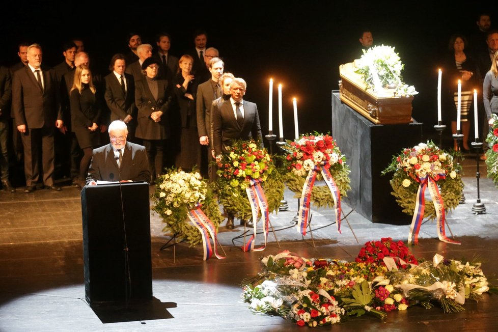 Pohřeb Mariána Labudy ve Slovenském národním divadle.