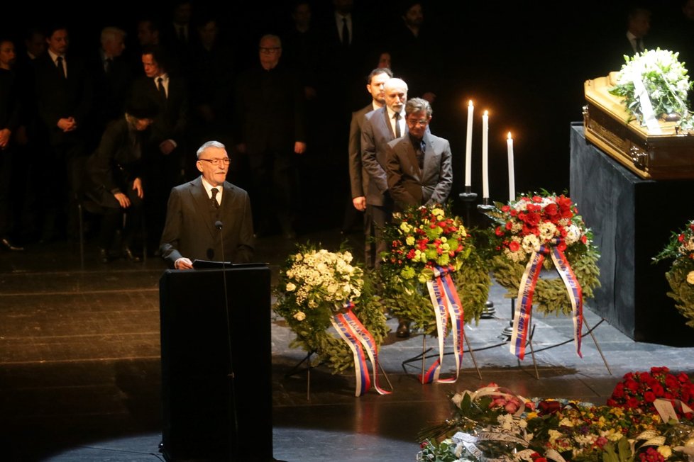 Pohřeb Mariána Labudy ve Slovenském národním divadle.