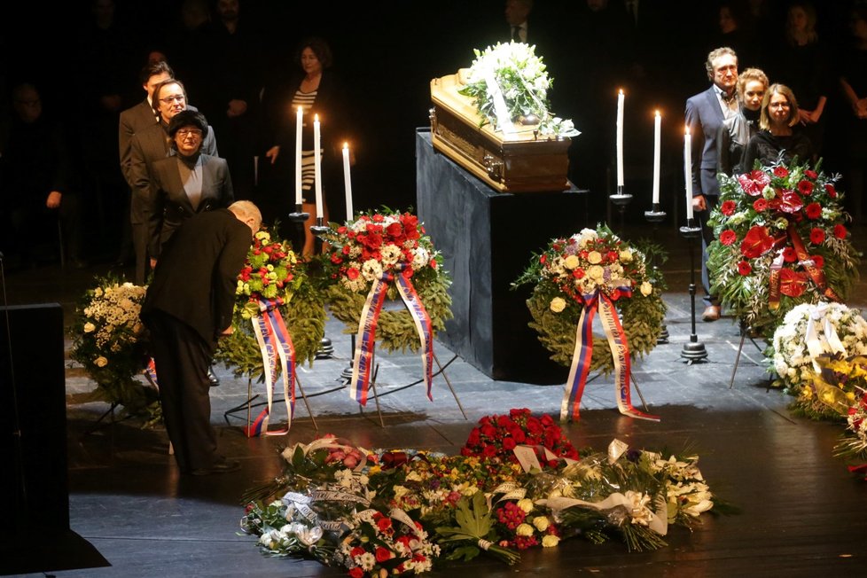 Na pohřbu promluvila herečka Emília Vášáryová.