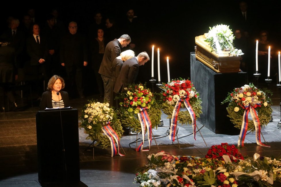 Na pohřbu promluvila herečka Emília Vašáryová.