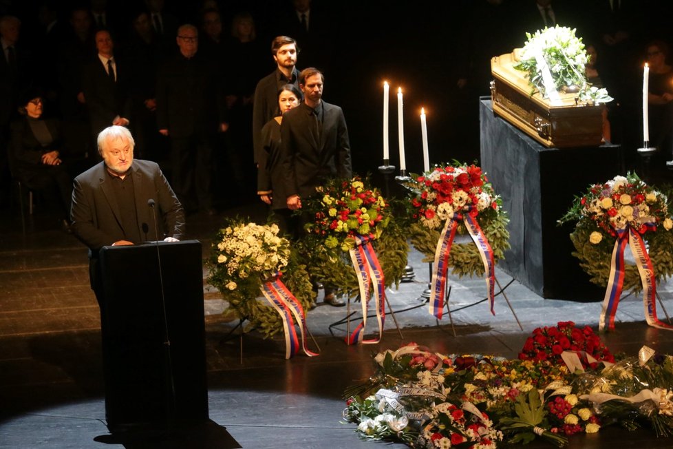 Pohřeb Mariána Labudy ve Slovenském národním divadle.