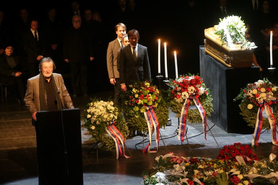 U rakve Mariána Labudy promluvil Bolek Polívka.