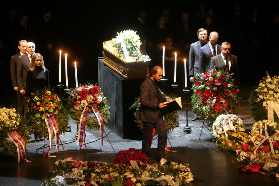 Pohřeb Mariána Labudy ve Slovenském národním divadle.