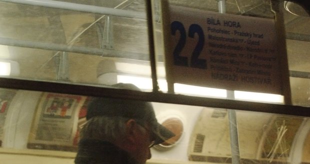 V tramvaji Lábusovi neustále pípal mobil a herec si cestou do divadla přečetl na desítky gratulací