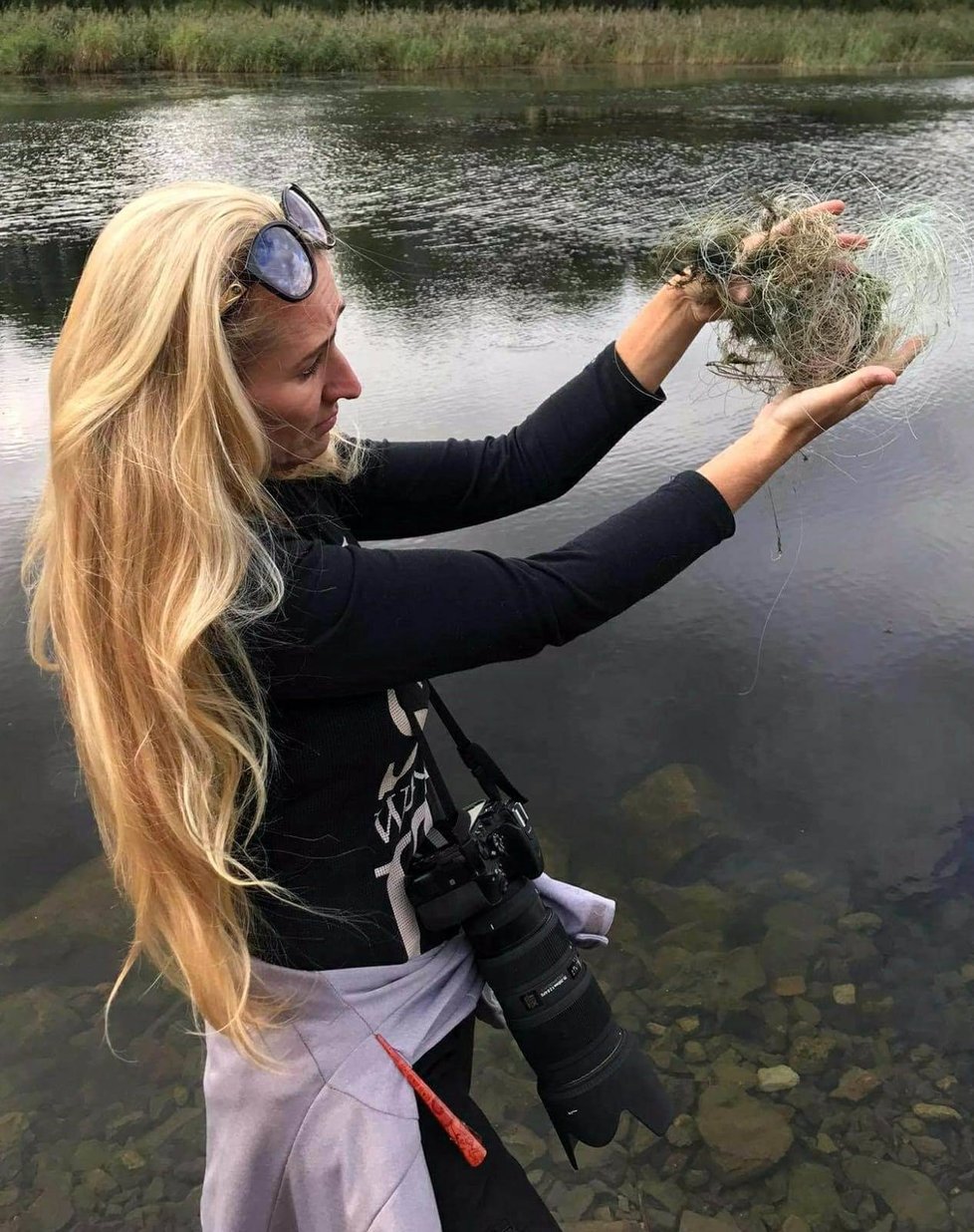 Labutího mláděte s vlascem v krku si všimla Gabriela Černá, na břehu rybníka pak spolu s partnerem sesbírala přes 2,5 km odhozených rybářských vlasců.