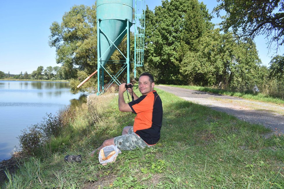 Osud labuťat není lhostejný Martinu Motlovi. Přijel se k rybníku podívat cestou z práce v Sušici.