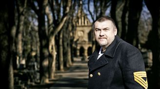 Budoucnost patří šedinám a populismu. Nový román Leoše Kyši uchopil příliš schematicky důležité téma Budoucnost patří šedinám a populismu. Nový román Leoše Kyši uchopil příliš schematicky důležité téma