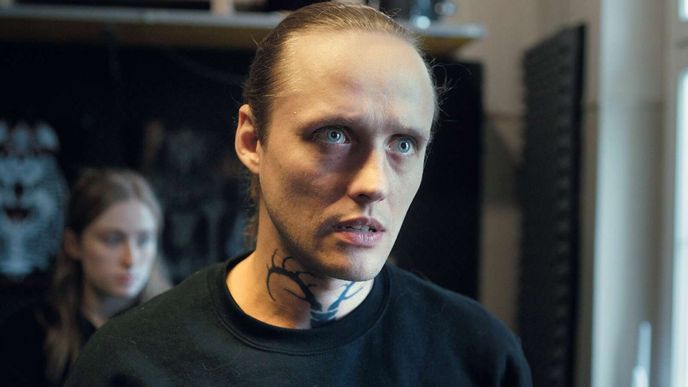 Drsný, chladný, charismatický. Bartosz Bielenia, známý z filmu Corpus Christi, jako frontman metalové kapely. Drsný, chladný, charismatický. Bartosz Bielenia, známý z filmu Corpus Christi, jako frontman metalové kapely.