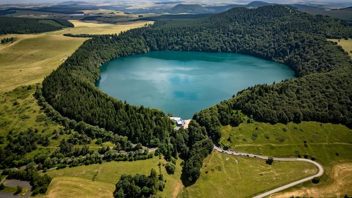 Jezero Lac Pavin je vulkanického původu a vzniklo před přibližně sedmi tisíci lety v kráteru, jenž se z geologického hlediska označuje jako maar. Jezero Lac Pavin je vulkanického původu a vzniklo před přibližně sedmi tisíci lety v kráteru, jenž se z geologického hlediska označuje jako maar.