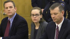 Lacey Spears mezi svými právníky.