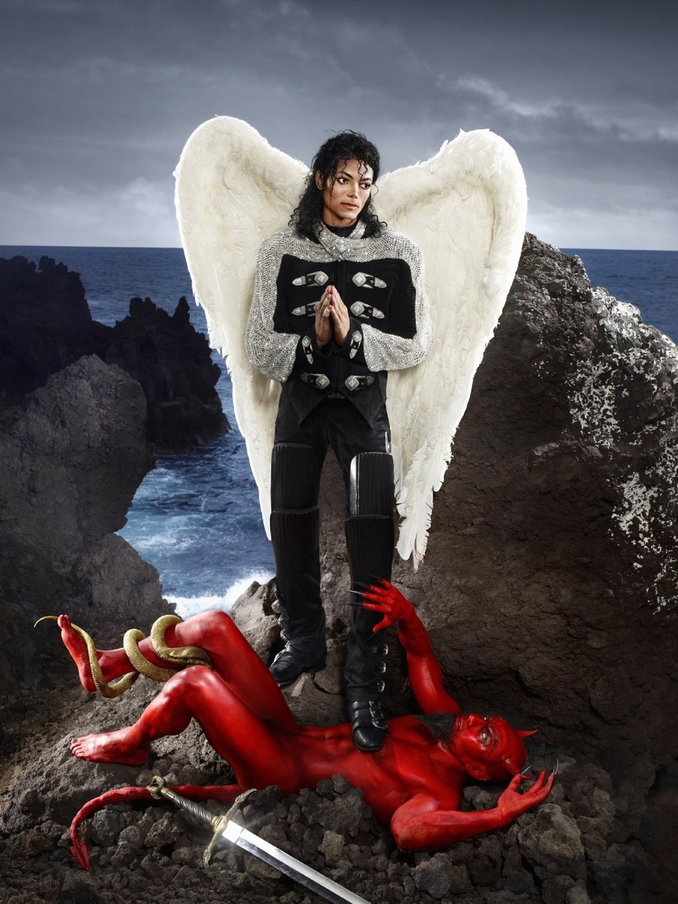 Michael Jackson s andělskými křídly porážející ďábla.