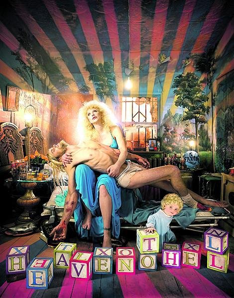 Courtney Love jako Máří Magdaléna se svým již zesnulým manželem Kurtem Cobainem jako Ježíšem v náručí