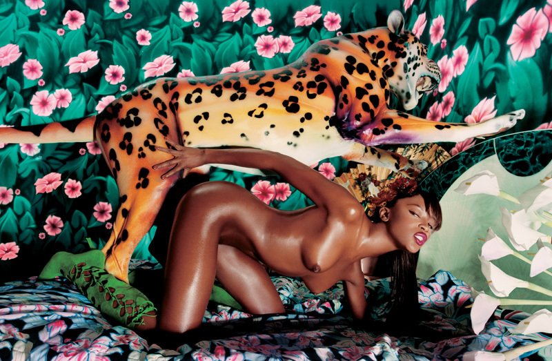NAOMI CAMPBELL: CAT HOUSE (1999). Snímek slavné fotomodelky Naomi Campbellové pochází z fotoeditorialu pro časopis Playboy.