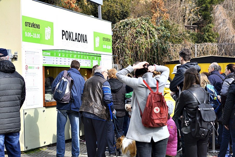 Zahájení sezóny si nenechalo ujít několik stovek lidí. Den započal vystoupením lachtanů.