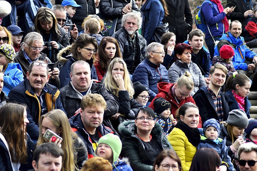 Zahájení sezóny si nenechalo ujít několik stovek lidí. Den započal vystoupením lachtanů.