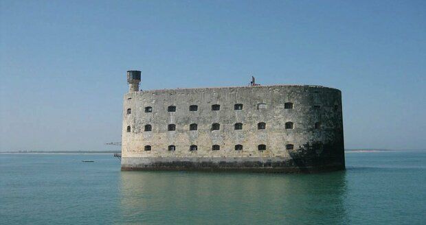 Pevnosti Boyard hrozí zkáza. Slavnou stavbu z dob Napoleona ohrožují silné vlny