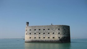 Pevnosti Boyard hrozí zkáza. Slavnou stavbu z dob Napoleona ohrožují silné vlny