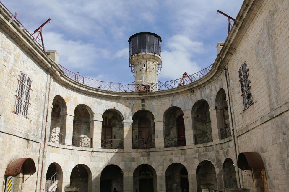 Pevnost Boyard dostala do kolen i větší »řízky« než je Láďa Hruška...