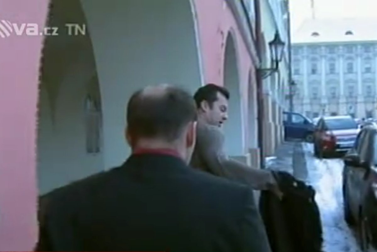 Leden 2013 Veselý vrací ukradený kabát reportérovi Novy