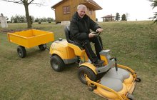 Zahradník Laďa Kerndl: Sekání trávy mi zabere celý den! Swing na traktoru!