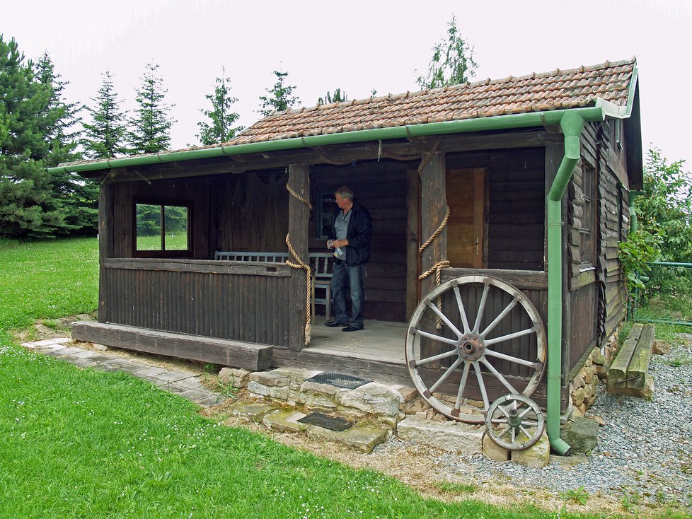 Trampskou chajdu postavil před lety vlastníma rukama pro dceru Terezu.