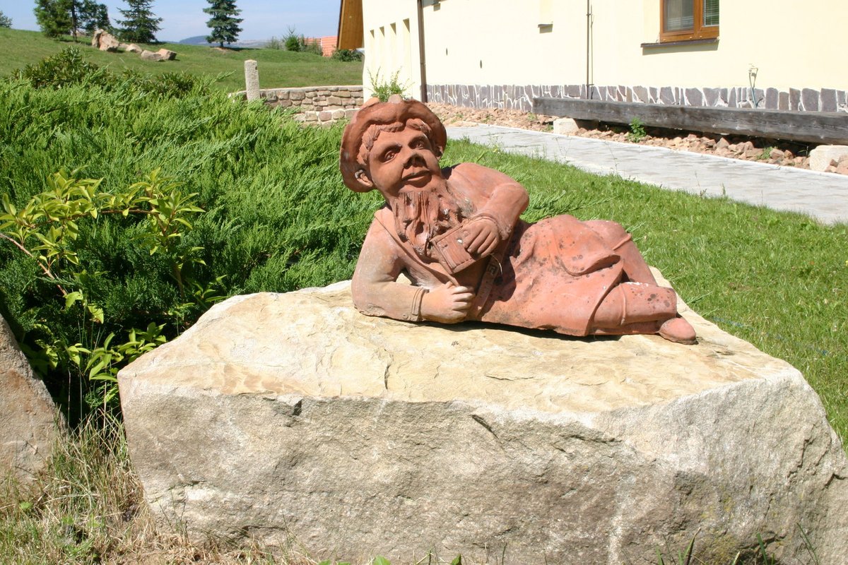 Na pozemku nemůže chybět ani ležící trpaslík. Skvělý dekorativní doplněk a taky hlídač.