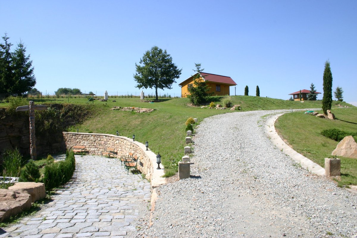 Zpěvákův pozemek je opravdu rozsáhlý. Vypadá spíš jako rekreační sídlo nebo park.