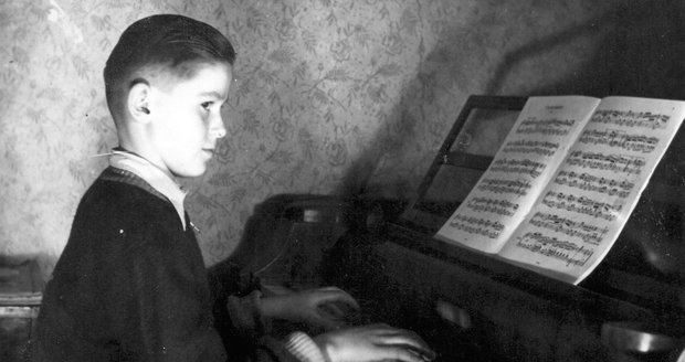 Laďa Kerndl jako dítě cvičí na klavír.