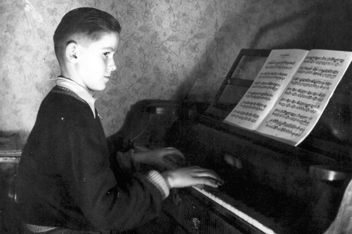 Laďa Kerndl jako dítě civčí na klavír.