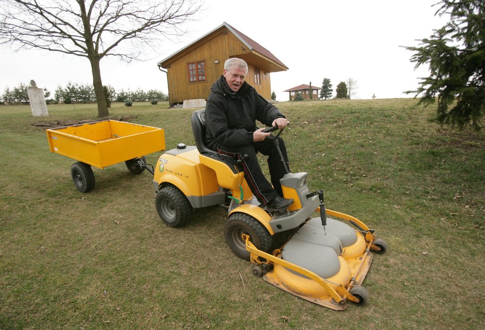 Na svůj traktůrek nedá známý zpěvák dopustit.