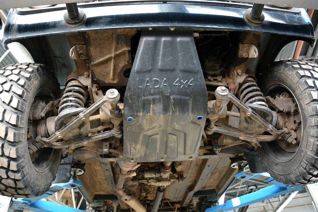 Kryt pod motorem chrání plechovou olejovou vanu motoru. Na testovaném voze byl namontován „tuningový“, který se nezasekne o nerovnosti v terénu.