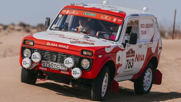 Tahle Lada Niva se účastnila Dakaru Classic 2022. Teď může být vaše