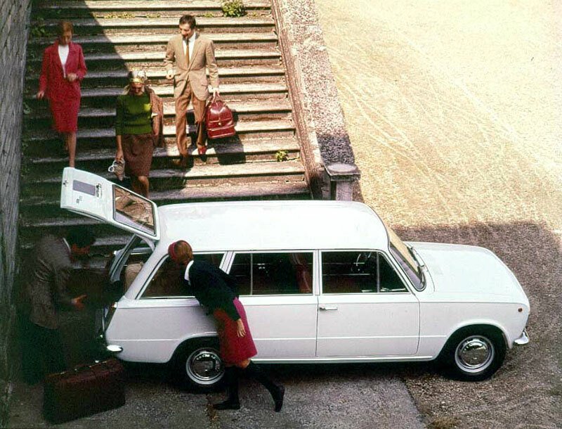 Sovětské licence se dočkalo i praktické kombi Fiat 124 Familiare, vyráběné pod označením VAZ 2102, po modernizaci z roku 1981 jako VAZ 2104. Využívala je rovněž československá Veřejná bezpečnost.