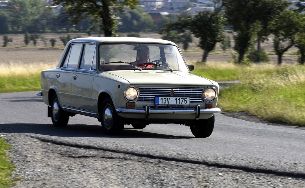Původní verzi VAZ 2101 poháněla dýchavičná dvanáctistovka, základ vozu představoval italský Fiat 124, na němž sovětští konstruktéři uplatnili více než padesát technických změn