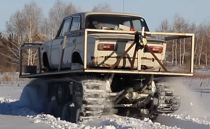 Video: Lada na podvozku tanku dovádí ve sněhu