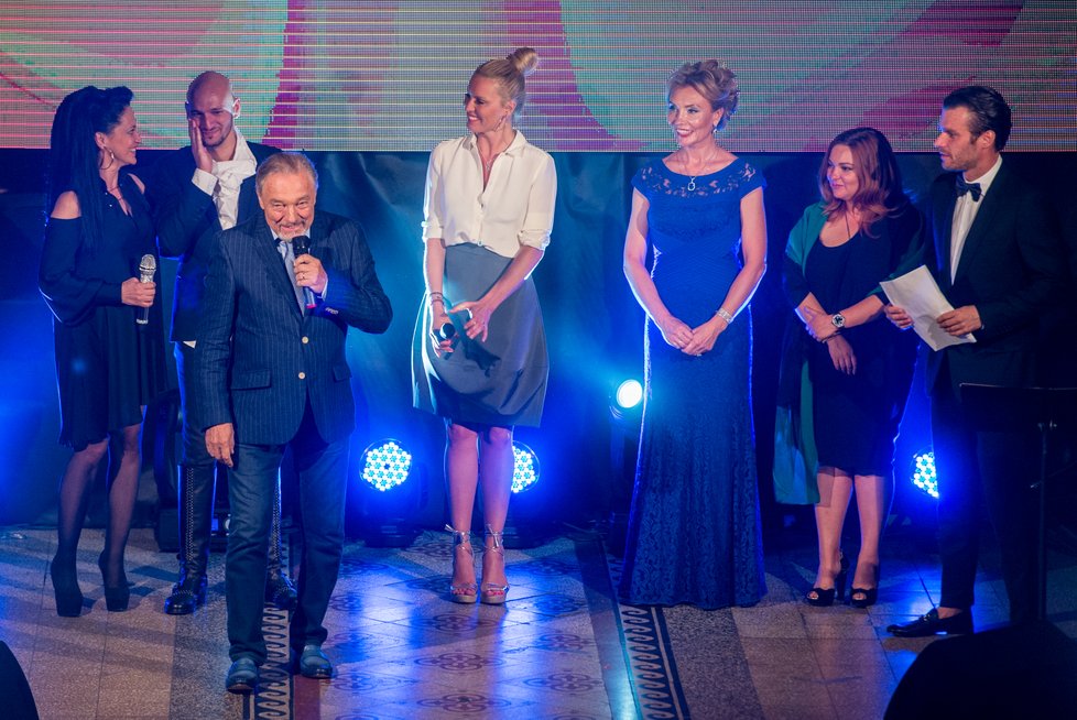 (Zleva:) Lucie Bílá, Ladislav Bubnár, Karel Gott, Simona Krainová, kmotra klipu Galina Khobot. Zcela vpravo Leoš Mareš. Taková společnost se sešla na pódiu při křtu nového videoklipu Ladislava Bubnára v pražském kostele Sacre Coeur.