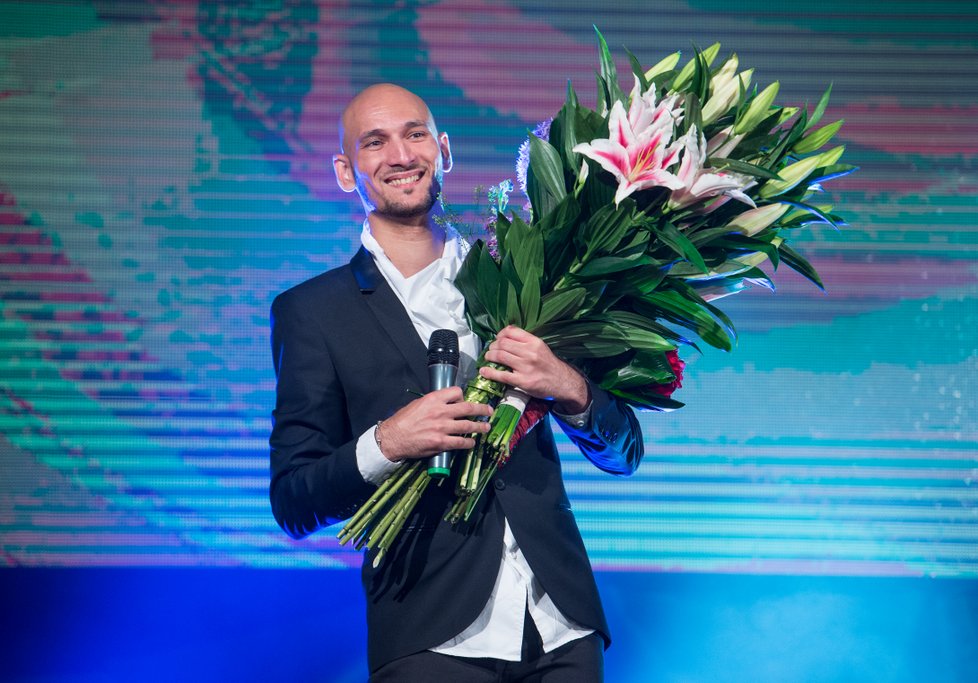 Na závěr vystoupení si Ladislav Bubnár odnesl nádherné kytice.
