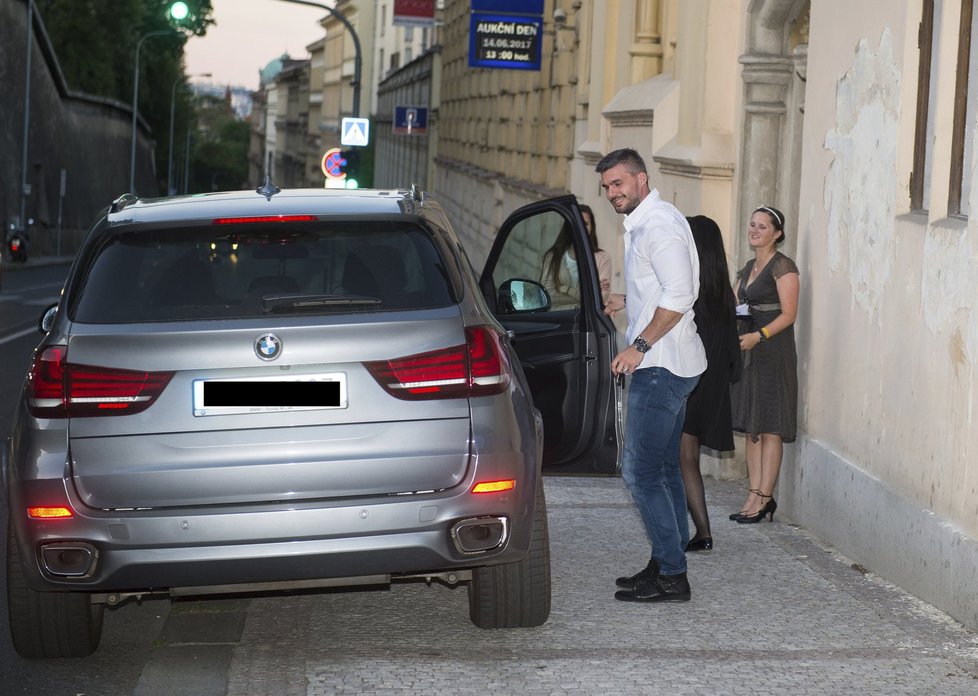 Na pompézní večírek dorazila celá řada českých celebrit! Neznámý kluk z děcáku hostil Gotta, Bílou, Krainovou i Mareše!