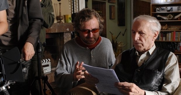 Ladislav Chudík s režisérem Hřebejkem konzultuje svou roli.