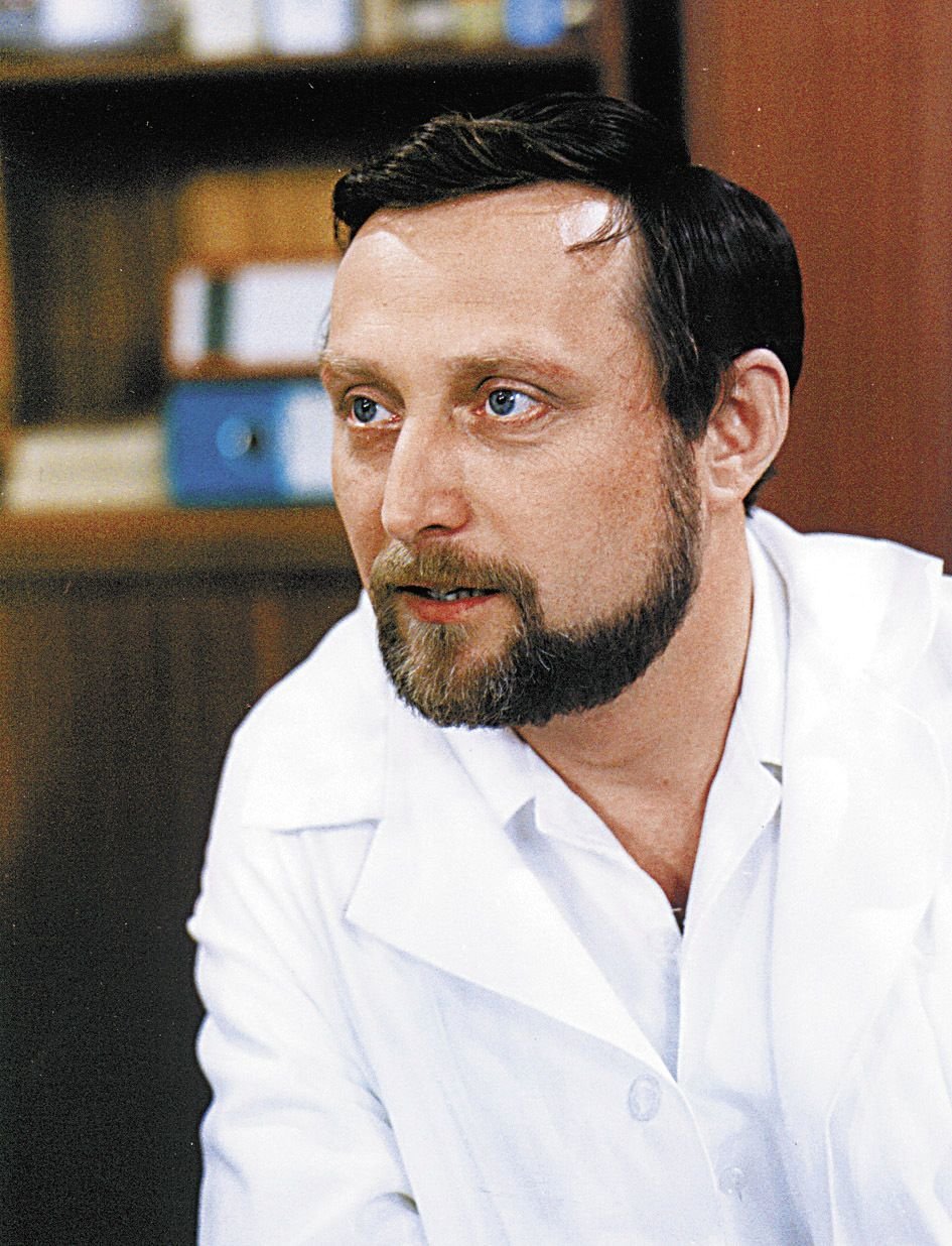 1977 Nemocnice na kraji města Jako doktor Sova v právě reprízovaném seriálu.