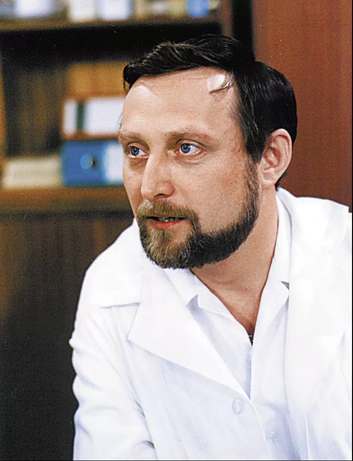 1977 Jako MUDr. Karel Sova v právě reprízovaném seriálu Nemocnice na kraji města.
