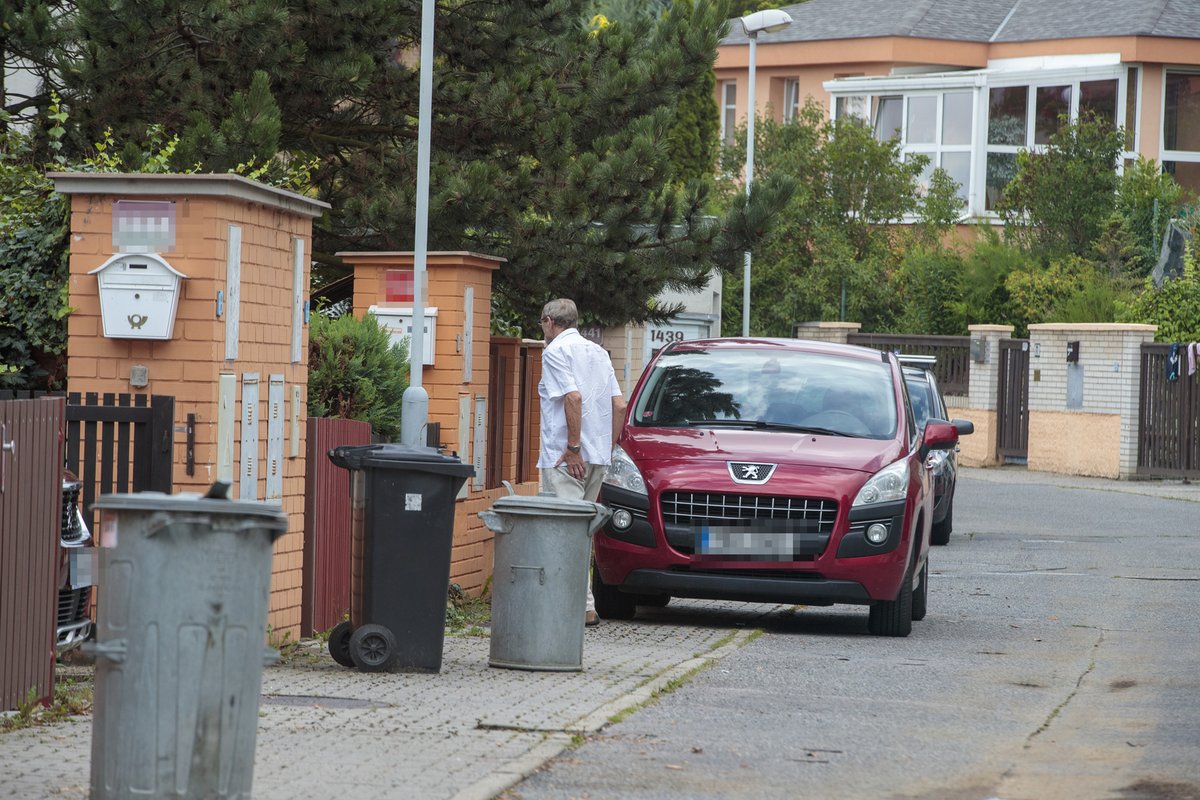 Ladislav Frej po smrti partnerky Gábiny před svým domem v pražských Hostivicích.